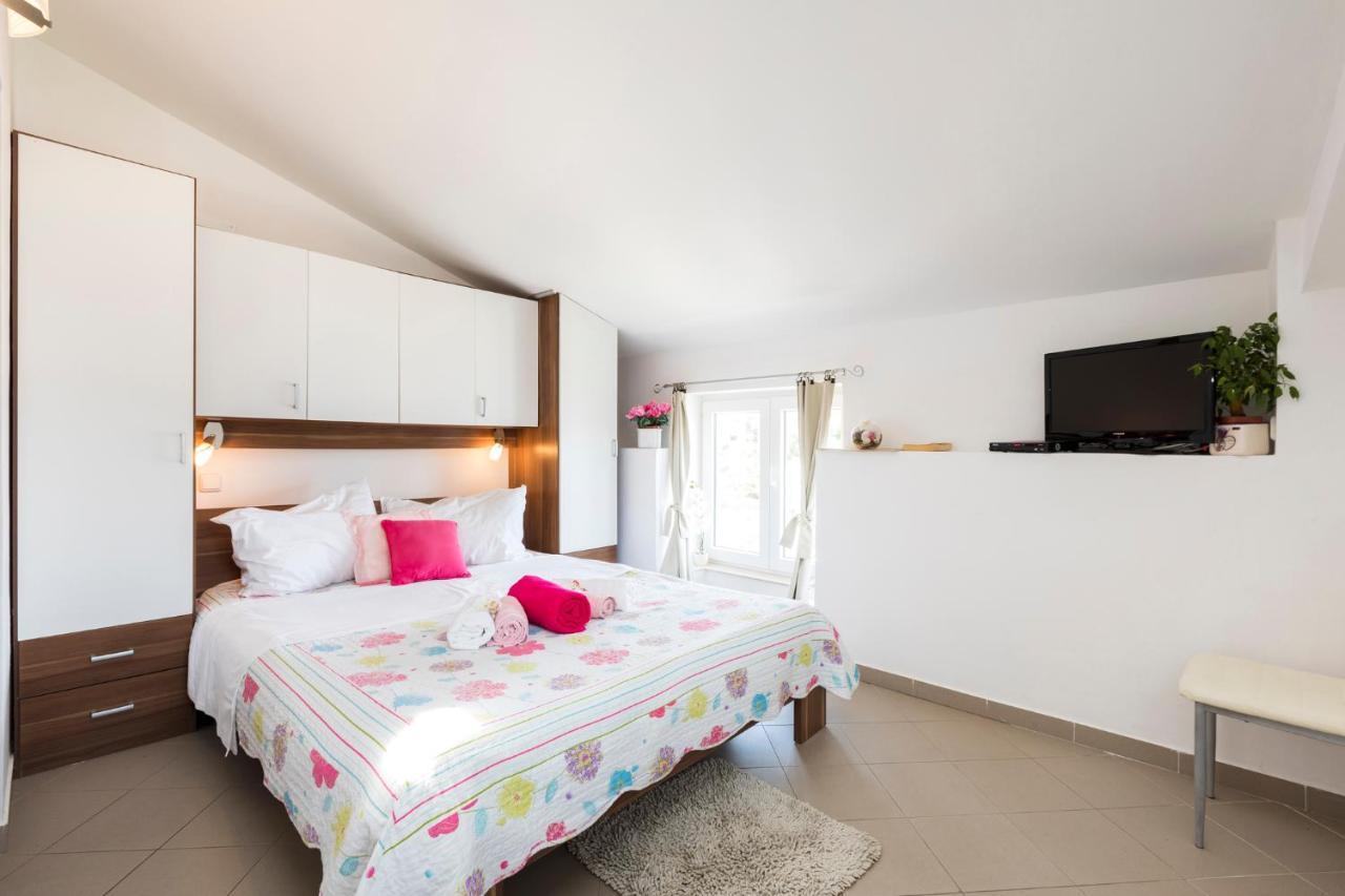 Apartmani I Soba Roberto I Mirjana Valun Exteriér fotografie